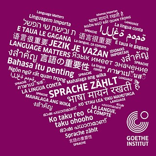 Eine herzförmige Wortwolke mit Sprache zählt in verschiedenen Sprachen
