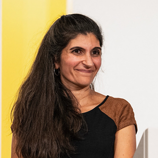 Shida Bazyar am Rednerpult bei der Preisverleihung des deutschen Buchpreises