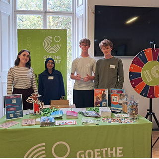 4 Praktikanten am Stand bei einer Karriere Roadshow am Goethe-Institut London in der Bücherei