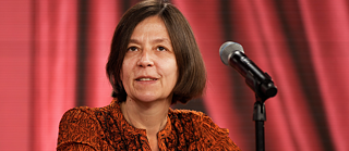 Christine Wunnicke bei Literaturpreis-Verleihung der Stadt im Literaturhaus München 2021 vor einem roten Vorhang