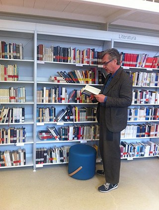 Wim Wenders in der neuen Bibliothek des Goethe-Insituts Barcelona.