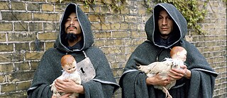 Mönche mit Harpyen. Goya Episode. Hiro Uschiyama, Claudio Pantoja. Foto zum Film „Freak Orlando“, Berlin, 1981