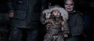 Fischerfamilie im Koljutschin Inlet. Filmstill aus „Chamissos Shatten“, 2016