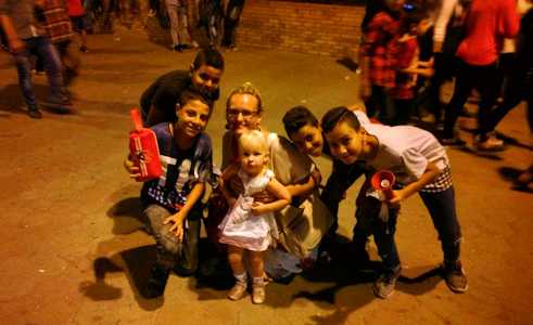 Auksė Bruverienė mit äpyptischen Kinder in Kairo