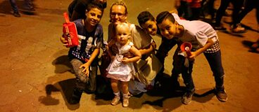 Auksė Bruverienė mit äpyptischen Kinder in Kairo