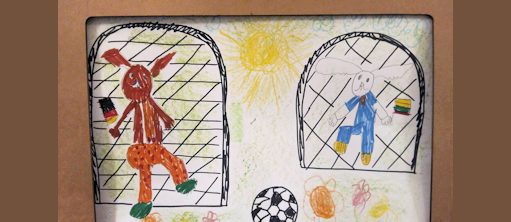 Kiškis Hansas žaidžia futbolą. (Piešė Vilniaus vaikų darželio „Lakštingala“ vaikai)