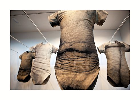 Bronė Sofija Gideikaitė, Monika Žaltauskaitė-Grašienė. Absolute Gleichheit, 2011, Jaquard, gewebt und genäht, Installation, in Zusammenarbeit mit Ignas Kazakevičius