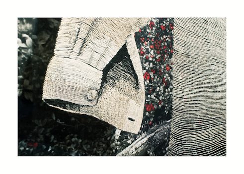 Lina Jonikė. Der alte Juzė, 2013, Handstickerei auf Kunststofffolie, Fotografie, Patronenhülsen. Detail der Installation.