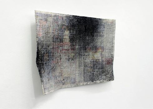 Almyra Weigel. Vakarų regione lietinga, 2004, siuvimo siūlas ant laikraščio „Bild“, 16 × (57×80 cm)