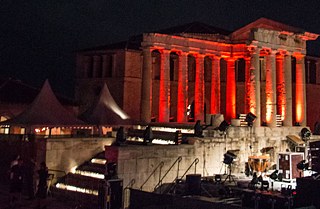 L’hôpital Caroline avec une scénographie nocturne