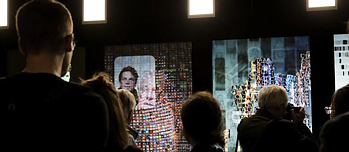 Um mundo de códigos: visitantes da exposição “Códigos abertos. Vivendo em mundos digitais”, no ZKM | Centro de Arte e Mídia de Karlsruhe, são transformados em corpos digitais de dados