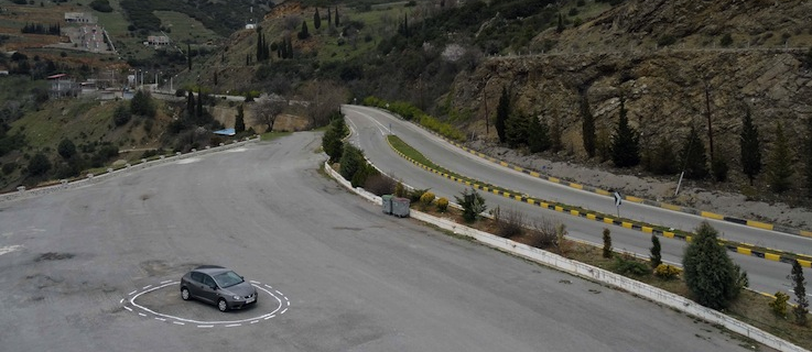 How do you trap a self-driving car? Quite simply, as it turns out: Two concentric circles painted on the road are enough, as the picture “Autonomous Trap 001” shows, since the car’s programming will not allow it to cross solid lines. Artist James Bridle has also invented a self-driving car, and he shares the open-source software with others.