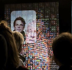 Eine Welt aus Codes: Besucher der Ausstellung „Open Codes. Leben in digitalen Welten“ des ZKM | Zentrum für Kunst und Medien Karlsruhe werden in einen digitalen Datenkörper transformiert.