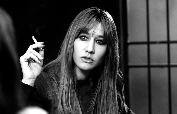 <b>„Der Baader-Meinhof Komplex“</b> <br>Der Film <i>Der Baader-Meinhof-Komplex</i> von 2008 zeigt unbeschönigt, wie sich aus den Studentenprotesten der 1968er-Bewegung die späteren Mitglieder der Roten Armee Fraktion (RAF) radikalisierten. Die Auslöser – die niedergeknüppelten Proteste gegen den persischen Schah, bei denen der Student Benno Ohnesorg von einem Polizeibeamten erschossen wurde, der Anschlag auf Studentenführer Rudi Dutschke und die Fortführung des Vietnamkrieges – werden in dem Dokudrama ebenso drastisch dargestellt wie die späteren Gewalttaten der RAF-Terroristen. Die Dramaturgie folgt dem gleichnamigen Sachbuch des Journalisten Stefan Aust, der Ulrike Meinhof als Kollegin in der Redaktion der Zeitschrift <i>konkret</i> kennenlernte. Basierend auf Foto- und Filmmaterial aus der Zeit wurden die Schauplätze bis ins kleinste Detail nachgestellt. Produzent und Drehbuchautor Bernd Eichinger sagte über das Werk, er habe es vor allem für eine jüngere Generation geschaffen, die die Ereignisse nicht miterlebt habe. <i>Der Baader-Meinhof-Komplex</i> wurde sowohl für den Golden Globe als auch für den Oscar als bester ausländischer Film nominiert.