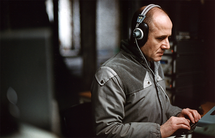 <b>„Das Leben der Anderen“</b> <br>Was muss geschehen, damit ein systemkonformer Staatsdiener seine Überzeugungen über Bord wirft? <i>Das Leben der Anderen</i> war 2006 der erste Spielfilm seit der deutschen Wiedervereinigung, der sich ganz ohne Klamauk und Ostalgie dem Thema Überwachung in der DDR annahm. Im Mittelpunkt der Geschichte stehen zwei Männer: Der in der DDR gefeierte Staatsschriftsteller Dreyman – als Künstler per se ein verdächtiges Subjekt – wird von Stasi-Hauptmann Wiesler überwacht und abgehört. Nach dem Suizid eines mit Berufsverbot belegten Freundes wird sich Dreyman zum Dissidenten. Wiesler, eigentlich zur Meldung verpflichtet, schützt Dreyman und wird dafür degradiert und zwangsversetzt. Liedermacher Wolf Biermann, selbst Opfer der DDR-Verfolgungsmaschinerie, lobte Regisseur von Donnersmark für das eindrückliche Sittenbild der DDR: „Er hat ja alles das nicht selber erlebt! Und trotzdem kann solch ein junger Mann mitreden! Dieser Westler kann offensichtlich sehr wohl urteilen und auch verurteilen, er kann nicht nur mitreden, sondern sogar aufklären.“ <i>Das Leben der Anderen</i> wurde unter anderem mit dem Oscar, dem César und dem Europäischen Filmpreis ausgezeichnet.