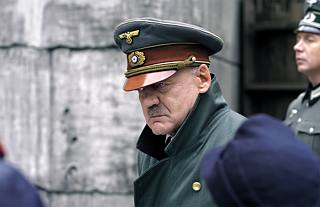 <b>"Căderea"</b> <br> Cât de uman poate fi portretizat Hitler? În 2004, <i>Der Untergang (Căderea)</i> a fost primul film de la sfârșitul celui de-al Doilea Război Mondial dedicat în principal figurii lui Adolf Hitler, și care reda ultimele zile ale Führerului în buncăr. În timp ce filmul a fost un succes de box-office atât la nivel național, cât și internațional, în Germania, în special în rândul istoricilor, a declanșat o dezbatere cu privire la modul în care Hitler ar putea fi prezentat într-un film: unii erau convinși că ar contribui la demistificarea persoanei dacă Hitler ar arăta că are sentimente. Alții se opuneau vehement acceptului pentru o apropiere emoțională atât de mare. Atât producătorul Bernd Eichinger, cât și actorul principal, Bruno Ganz, au primit premiul Bavarian Film Award, iar <i>Der Untergang</i> a fost nominalizat la Oscar pentru cel mai bun film într-o limbă străină.