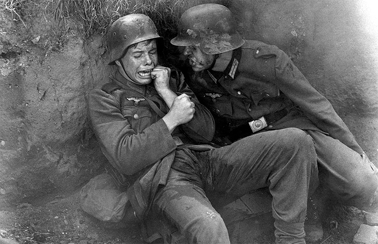 <b>„Die Brücke“</b> <br>Der Heldentod fürs Vaterland? Bernhard Wickis Antikriegsfilm <i>Die Brücke</i> zeigte bereits im Jahr 1959, dass das Sterben im Krieg ganz und gar nichts Heldenhaftes hatte. Kurz vor Kriegsende werden in einer deutschen Kleinstadt sieben 16-jährige Jungen zum Militär eingezogen und zum Schutz einer ohnehin zur Sprengung vorgesehen Brücke abkommandiert. Den Kampf überlebt nur einer von ihnen. Wickis Werk gilt als erster deutscher Antikriegsfilm und konterkarierte die Heimatfilmwelle der 1950er-Jahre. Der Film erhielt zahlreiche Preise, unter anderem den Golden Globe sowie eine Oscarnominierung für den besten ausländischen Film. Bis heute wird er im Schulunterricht gezeigt, um die Verblendung kriegsverherrlichender Indoktrination zu verdeutlichen.