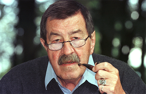 <b>Die Romane von Günter Grass</b> <br>Zeitlebens beschäftigte sich der Schriftsteller Günter Grass mit den Auswirkungen des Nationalsozialismus; vor allem die Themen Flucht und Vertreibung kehren in seinen Werken immer wieder. Grass’ Debutroman <i>Die Blechtrommel</i> von 1959 gilt heute als Jahrhundertroman und als eines der bedeutendsten Stücke deutscher Nachkriegsliteratur – obwohl der Roman in der zeitgenössischen Presse weitgehend vernichtende Kritiken erntete. Auch die Person Grass selbst ist bis über seinen Tod hinaus nicht unumstritten. Insbesondere seine Zugehörigkeit zur Waffen-SS, einer militärischen Einsatztruppe der Nationalsozialisten, die er erst 2006 publik machte, sorgte für erhebliche Diskussionen und die Frage, ob der Autor noch als moralische Instanz im Nachkriegsdeutschland tauge. Einige Politiker forderten gar, Grass möge den Literaturnobelpreis zurückgeben, der ihm 1999 für sein Lebenswerk verliehen wurde.
