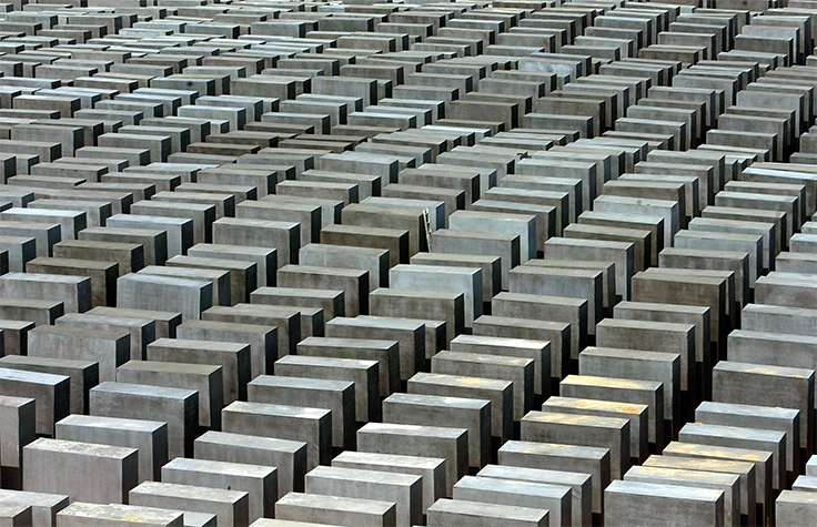 <b>Holocaust-Mahnmal Berlin</b> <br>2711 Beton-Stelen bilden seit 2005 auf einer Fläche von 19.000 Quadratmetern unweit des Brandenburger Tors in Berlin das <i>Denkmal für die ermordeten Juden Europas</i>, im Volksmund kurz <i>Holocaust-Mahnmal</i> genannt. Schon aufgrund seiner Größe sicherlich eines der beeindruckendsten Mahnmäler Europas, ist es jedoch auch eines der umstrittensten: Schriftsteller Martin Walser beschrieb das Werk des Künstlers Peter Eisenmann als „fußballfeldgroßen Alptraum“ und auch der Zentralrat der Juden distanzierte sich von dem Kunstwerk. In der Gesellschaft sorgten vor allem die hohen Kosten für Empörung. Dennoch zog das Mahnmal nach Schätzungen der zugehörigen Stiftung schon im ersten Jahr nach Eröffnung über 3,5 Millionen Besucher an. Die zugehörige Ausstellung gehörte 2012 zu den zehn meistfrequentierten Museen in Berlin; jährlich gibt es rund 2.000 Führungen und Bildungsveranstaltungen, von denen sich 70 Prozent an Jugendliche richten.