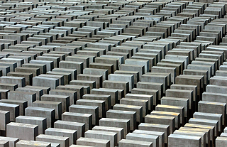 <b>Holokausta memoriāls Berlīnē</b> <br>Kopš 2005. gada 2711 betona plākšņu 19000 kvadrātmetru lielā teritorijā netālu no Brandenburgas vārtiem Berlīnē veido Memoriālu noslepkavotajiem Eiropas ebrejiem, tautas mutē īsi sauktu par Holokausta memoriālu. Izmēra dēļ vien neapšaubāmi būdams viens no iespaidīgākajiem memoriāliem Eiropā, tas tomēr ir arī viens no pretrunīgākajiem. Rakstnieks Martins Valzers arhitekta Pītera Eizenmana projektu raksturoja kā “futbola laukuma izmēra murgu”, un arī Ebreju centrālā padome distancējās no šī mākslas darba. Sabiedrībā sašutumu raisīja galvenokārt augstās izmaksas. Taču pēc memoriāla fonda aplēsēm jau pirmajā gadā pēc atklāšanas tas piesaistīja vairāk nekā 3,5 miljonus apmeklētāju. Izstāde, kas papildina memoriālu, 2012. gadā bija viens no desmit apmeklētākajiem muzejiem Berlīnē; ik gadu notiek ap 2000 ekskursiju un izglītojošu pasākumu, no kuriem 70% veidoti jauniešu publikai.