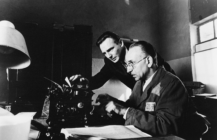 <b>„Schindlers Liste“</b> <br>Steven Spielbergs Film über den Industriellen Oscar Schindler, der in der Zeit des Nationalsozialismus 1.200 Juden vor dem Tod in Vernichtungslagern bewahrte, löste 1994 eine neue Welle der Auseinandersetzung mit dem Holocaust aus. Die drastische Darstellung der Gewalt und Brutalität in den Konzentrationslagern ließ viele Menschen weinend und erschüttert aus dem Kino gehen. Für Spielberg war der Film eine Aufarbeitung seiner eigenen Familiengeschichte, denn viele seiner Angehörigen starben in deutschen Konzentrationslagern. Er nahm deshalb auch keine Bezahlung für die Filmproduktion an. Der an Originalschauplätzen gedrehte Film war für 12 Oscars nominiert und gewann sieben. Der echte Oskar Schindler starb 1974 in Armut; unterstützt wurde er bis zu seinem Tod von den Juden, die er gerettet hatte. Während Schindler 1965 das Bundesverdienstkreuz 1. Klasse verliehen bekam, erhielt Spielberg für die Verfilmung sogar das Große Verdienstkreuz mit Stern – eine um zwei Stufen höhere Auszeichnung.