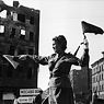 Uma integrante do Exército Vermelho coordena o tráfego em Berlim, 1945.