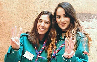 جانين بصال (في اليسار) ٢٣ عاماً، من ألمانيا من أسرة لبنانية، تعيش في ماينز. وهي طالبة ومديرة لجنة الشباب باتحاد الكشافة المسلمين بألمانيا (BMPPD)