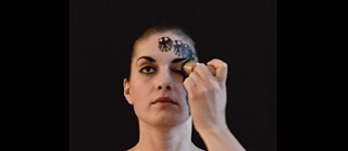 Die Künstlerin stempelt ihr Gesicht