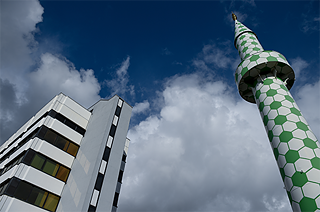 In 2009, German- Turkish artist Boran Burchhardt redesigned the minarets of the Hamburg Central Mosque on Steindamm to much public fanfare. At first glance, the green and white hexagonal pattern on the newly decorated towers seems in tune with typical Islamic design. The colour green commemorates the Prophet, and the hexagon is a traditional shape used in Islamic ornamentation.