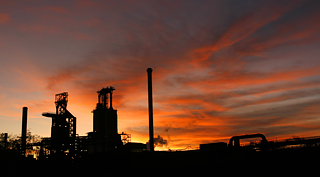 Tanur tinggi pabrik baja ThyssenKrupp di bagian kota Marxloh di Duisburg.