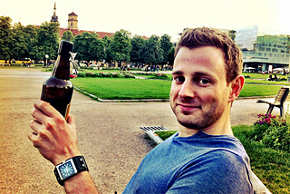 Daniel Raisen arbeitet seit 2008 als Übersetzer in Deutschland. Er wohnt in Stuttgart. Ich lebe seit dem Eintritt ins Berufsleben in Deutschland und habe hier meine Frau kennengelernt. Deshalb habe ich auch schon länger darüber nachgedacht, mich einbürgern zu lassen. Als die Schocknachricht vom Brexit kam, habe ich sofort den Antrag gestellt und die doppelte Staatsbürgerschaft angenommen. So gesehen hat der Brexit schon jetzt einen großen Einfluss auf mein Leben gehabt. Ansonsten merke ich aber wenig davon, da meine Zukunft nun gesichert ist. Die Kampagne der sogenannten "Brexiteers" - also derer, die aus der EU austreten wollten - war voller Angstmache und Misstrauen, und es war traurig zu sehen, wie meine Mitbürger dafür stimmten, die EU zu verlassen. Ich glaube, dass sie die wirtschaftlichen Konsequenzen nicht wirklich verstanden haben. Die Fremdenfeindlichkeit, die nach der Brexit-Wahl aufgeflammt ist, ist gleichzeitig erschreckend und peinlich.