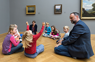 El museo Albertinum de Dresden colgó más bajo los cuadros para los niños.