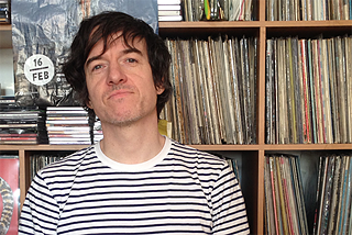 Daniel Abbott ist Grafikdesigner und Künstler. Er lebt seit 2008 in Berlin. Der Brexit geht wie ein Riss durch meine Familie, da ich eine deutsche Frau und Kinder habe. Ich würde zwar nicht sagen, dass ich mich wie ein Deutscher fühle, dennoch denke ich nun, dass ich die deutsche Staatsbürgerschaft annehmen sollte. Ich arbeite sehr international und gerade die Zusammenarbeit mit meinen Partnern in London wird schwieriger werden. Das Ergebnis des Brexit-Referendums hat mich emotional tief getroffen und distanziert mich weiter von meinem Heimatland. Ich hätte nicht gedacht, dass die Entscheidung wirklich für den Austritt ausfallen würde. Die meisten Deutschen waren aber noch überraschter als die Briten, glaube ich. Als ich am nächsten Tag meine Kinder in die Kita gebracht habe, haben mich die anderen Eltern alle gefragt: Was haben die Briten getan? Es fühlt sich an, als sei die Zukunft viel ungewisser geworden. Ein neues Referendum würde die Gesellschaft sicher noch stärker spalten, ich hoffe aber, dass Großbritannien möglichst enge Beziehungen zur EU aufrecht erhalten wird. 