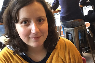 Sarah Blick ist Grafikdesignerin und 2017 mit ihrem Mann nach Berlin gezogen. Vor der Brexit-Entscheidung haben mein Mann und ich noch in London gelebt. Wir hatten schon öfter darüber nachgedacht, für eine Zeit woanders zu leben, haben uns aber vor allem nach anderen Städten innerhalb Englands umgesehen. Durch das Referendum wurde uns klar, dass es in Zukunft schwieriger sein wird, ins EU-Ausland zu ziehen, und wir haben unseren Radius ausgeweitet. Mein Mann ist Softwareentwickler und wollte schon immer Berlin kennenlernen. Letzten Sommer hat er ein Jobangebot dort bekommen, wir sind im September umgezogen und im Oktober ist unser Baby in Deutschland geboren. Wir sind nun erstmal für zwei Jahre hier. Als 2016 das Ergebnis des Brexit-Referendums bekannt wurde, dachte ich: Was hat Großbritannien getan? Ich hätte nicht geglaubt, dass die Leute wirklich für den Austritt stimmen würden. Ich dachte immer, wir wären offen und würden uns über die vielen Leute aus anderen Kulturen freuen. London ist sehr kosmopolitisch und ich habe es genossen, mit Menschen aus anderen Länden zu arbeiten.