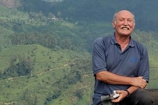 Malcolm Bell ist Übersetzer und lebt seit 1978 in Deutschland. Er wohnt in Goslar in Niedersachsen. Die Brexit-Entscheidung hat mich emotional stark getroffen. Ich musste mich mit ganz neuen Gefühlen auseinandersetzen - ich schämte mich, war enttäuscht und verärgert über mein Heimatland. Nach dem Referendum beantragte ich die deutsche Staatsbürgerschaft - teilweise aus Wut. Noch kann ich die doppelte Staatsbürgerschaft führen, aber wenn Großbritannien kein EU-Land mehr ist, dann stehe ich vielleicht vor der Wahl: Will ich Brite oder Europäer sein? Dann lieber Europäer. Ich hoffe, dass in Großbritannien das Interesse an einem zweiten Referendum wächst. Ich verfolge das Thema in der britischen Presse ziemlich genau und glaube, dass viele der Brexit-Befürworter - gerade in meiner Heimatregion in Nordengland - die Konsequenzen nicht richtig verstanden haben: Ein Land, das die Isolation wählt, in einer Welt, die immer vernetzter wird, schwimmt gegen Strom.