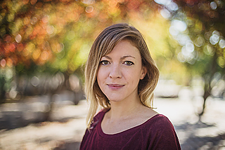 Naomi Ryland lebt seit 2005 in Deutschland. Sie ist Gründerin und Geschäftsführerin des Berliner Unternehmens tbd*. Umgehend nach dem Referendum habe ich neben meiner britischen auch die deutsche Staatsbürgerschaft beantragt. Ich lebe seit zehn Jahren in Deutschland und bin Gründerin und Geschäftsführerin eines Unternehmens, dennoch hätte ich mich vermutlich nicht darum gekümmert, wäre die Brexit-Entscheidung nicht gefallen. Ich bin unglaublich froh, dass ich diese Möglichkeit habe; viele Freunde in Großbritannien suchen vergeblich nach Möglichkeiten, an ihrer europäischen Staatsbürgerschaft festzuhalten. Man weiß einfach nicht, welche Auswirkungen das alles haben wird. Ich habe die Hoffnung noch nicht ganz aufgegeben, dass es am Ende nicht zu einem Brexit kommen wird. Wenn doch, wünsche ich mir natürlich, dass die EU und England eine enge und freundschaftliche Beziehung haben werden, auch wenn das Verhalten der britischen Politik es bisher nicht immer verdient hat. Ohne die EU ist Großbritannien meiner Meinung nach verloren - aber viele Briten tun sich sehr schwer, das zu akzeptieren.