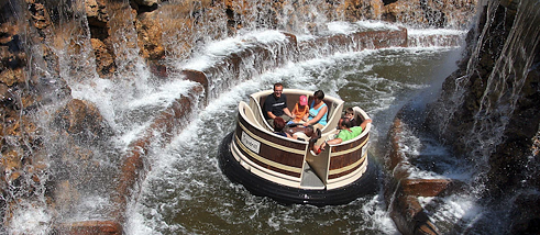 Der Erlebnispark Tripsdrill in Baden-Württemberg liegt mitten im Naturpark.