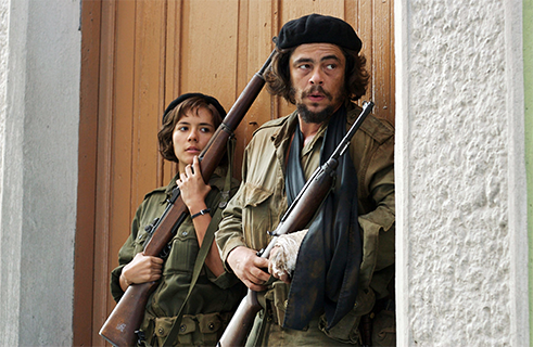<b>„Che“, Steven Soderbergh (2008)</b><br>Film o dvou částech a dvou revolucích: dva obrazové formáty, dvě barevná schémata, dvě formy a rychlosti vyprávění. Americký režisér Steven Soderbergh vypráví příběh osobnosti a symbolu Che Guevary, latinskoamerického partyzánského vůdce a přesvědčeného marxisty. Soderbergh tak prohlašuje Marxovu dialektiku za nejvyšší formální princip. V neagresivních sekvencích ukazuje konspirační schůzky, Guevarův vzestup na comandanta a nakonec převzetí moci na Kubě. Obě poloviny dohromady – první část ukazuje revoluci na Kubě, druhá Cheův boj v Bolívii – tvoří vizuálně ohromující epos, který trvá téměř čtyři hodiny.