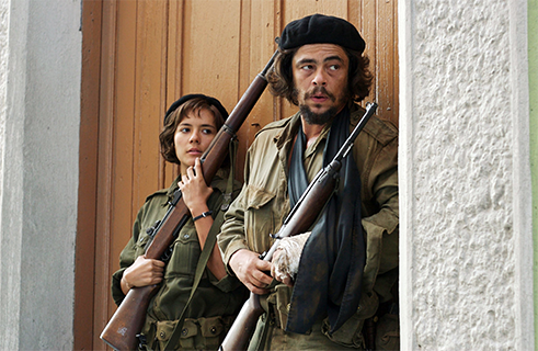 <b>史提芬·蘇德堡《哲·古華拉》 (2008)</b><br>一部電影，兩個部分，兩場革命：兩種影像格式，兩種色彩，兩種敘事方式和速度。美國導演史提芬·蘇德堡（Steven Soderbergh）講述了拉丁美洲游擊隊領袖、堅定的馬克思主義者哲·古華拉（Che Guevara）其人及其象徵意義。蘇德堡將馬克思主義辯證法解釋為最高形式原則。他平靜地依次講述了陰謀集會、古華拉晉升到指揮官並最終在古巴奪權的經過。這部將近四小時的史詩充滿視覺震撼力，分為兩個部分——第一部分展現古巴革命，第二部分是哲在玻利維亞的戰鬥。  