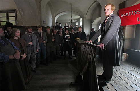 <b>„Mladý Karl Marx“, Raoul Peck (2017)</b><br>Karel Marx se opakovaně objevoval také jako filmová postava, například v sovětském životopisném filmu <i>Year as Life</i>, v jedenáctidílném televizním filmu NDR <i>Marx und Engels – Stationen ihres Lebens</i> nebo ve filmu Jeana-Luca Godarda <i>Víkend</i>. Naposledy ho ztělesnil August Diehl ve filmu <i>Mladý Karl Marx</i> jako mladého revolucionáře toužícího po životě. Drama haitského režiséra Raoula Pecka se zaměřuje na Marxovo formativní životní období mezi lety 1843 a 1848. I když je film méně revoluční než jeho hlavní postava, je zajímavé sledovat, jak jsou Marx a jeho myšlenky v kinematografii živé i 130 let po jeho smrti.