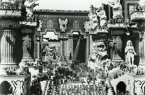 <b>„Intolerance“ Davida Warka Griffitha (1916)</b><br>Americký režisér David Wark Griffith vypráví o netolerantní a násilnické povaze člověka během čtyř epoch: pádu Babylonu, Ježíšova sporu s farizeji, Bartolomějské noci a nakonec jedné epizody ze současnosti. Při tom neustále střídá různé dějové roviny, aby je spolu porovnával. Vykresluje obraz věčného (třídního) boje, například mezi stávkujícími pracovníky mlýnů a státní mocí.