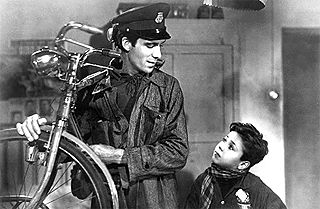 <b>“Bicycle Thieves” by Vittorio de Sica (1948)</b><br>The Italian neorealist film movement emerged in the mid-1940s in response to fascist dictator Benito Mussolini’s rule of Italy. Inspired by Marxism and poetic realism, writers and directors strived to portray real, everyday life in war-torn Europe as authentically as possible. <i>Bicycle Thieves</i> by Vittorio de Sica is considered a masterpiece of the genre. It follows the fate of a father working as a day labourer to feed himself and his family. Just when he has finally found a steady job putting up posters, his bicycle is stolen. The protagonist is driven to steal a replacement, which results in serious repercussions. De Sicas’ film is a repudiation of a merciless capitalist class society that pits the poorest against each other and a plea for solidarity.