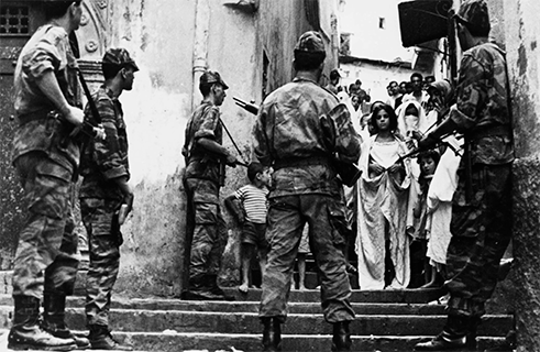 <b>Жилло Понтекорво  “Алжирын төлөөх тулаан” (1966)</b><br>Америк кино шүүмжлэгч Паулине Каел нь итали найруулагч Жилло Понтекорвог “марксист яруу найрагч” хэмээсэн буй. “Алжирын төлөөх тулаан” бүтээлд 1954-1962 онд  францын колоничлогчдын колончлогчдын эсрэг хийсэн алжирчуудын чөлөөлөх тулааныг өгүүлжээ. Понтекорво нь марксист-националист чөлөөлөх фронт хэрхэн францын армийн эсрэг тэмцэж байгааг дүрслэн үзүүлсэн ба чингэхдээ талуудын харгислалыг зориуд онцлон харуулжээ. Үйл явдлыг бодитоор дүрслэх энэхүү оролдлого нь италийн неорализмаас эхтэй.