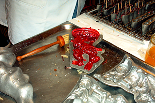 Na Uskrs ne smije nedostajati zec: na Veliki petak, posjetioci mogu gledati kako se izlijeva šećerni zec. Tom starom zanatskom umjetnošću vlada još samo mali broj pekara u Njemačkoj. Oni tačno znaju kako se treba pripremiti masa, kako se grije, boji i na kraju lije u oblik. Dok je običaj vezan za uskršnja jaja poznat u velikim dijelovima Evrope, priča o uskršnjem zecu predstavlja njemački izum. Međutim, i ona ima dugu tradiciju: već je Johann Wolfgang von Goethe svojevremeno opisivao kako djeca na Uskrs traže jaja koja je sakrio uskršnji zec. 