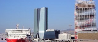 Der im Bau befindliche Turm La Marseillaise, im Vordergrund ein Schiff