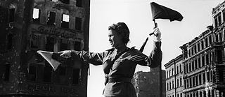 Eine Rotarmistin regelt den Verkehr in Berlin 1945.