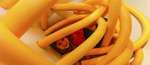 Ein Kind spielt im „Steckraum“ der Minischirn in der Frankfurter Kunsthalle Schirn. Kinder ab drei Jahren können sich in einem Spiel- und Lernparcours vergnügen, während ihre Eltern die Ausstellungen ansehen.