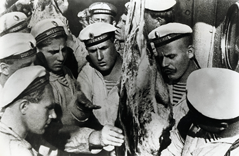 <b>„Panzerkreuzer Potemkin“ von Sergei Eisenstein (1925)</b><br>Einige frühe Meisterwerke der Filmgeschichte wurden für die kommunistische Staatspropaganda produziert. Regisseure wie die Russen Dziga Vertov und Sergei Eisenstein waren von der einzigartigen Kraft des neuen Mediums Film begeistert und sahen im Kino ein Werkzeug der Revolution. Der Stummfilm <i>Panzerkreuzer Potemkin</i> schildert die Ereignisse des Revolutionsjahres 1905 anhand einer Meuterei. Die Besatzung eines Kriegsschiffs erhebt sich gegen die zartreuen Offiziere; daraufhin breitet sich der Konflikt von dieser Keimzelle im Land aus. Die Geschichte ist in Ansätzen an die wahren Begebenheiten auf dem Marineschiff Potemkin im Juni 1905 angelehnt, bei der die Meuterer jedoch aufgeben mussten, als ihnen die Kohlevorräte ausgingen.