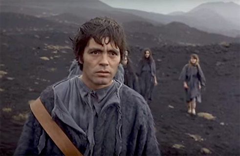 <b>„Der Schweinestall“ von Pier Paolo Pasolini (1969)</b><br>Der italienische Regisseur Pier Paolo Pasolini war ein wandelndes Paradoxon: Ein schwuler, katholischer Marxist. In seinen provokanten Texten und Filmen attackierte er die Kirche, den Kapitalismus und die zeitgenössische Moral – so konsequent, dass er auch Verbündete oft gegen sich aufbrachte. In <i>Der Schweinestall</i> wechselt er zwischen zwei Geschichten: In einer biblisch anmutenden Wüste gründet ein junger Mann eine revolutionäre Gruppe von Kannibalen. Parallel dazu beschäftigt sich der Film mit den Verbrechen des Nationalsozialismus und ihren Nachwirkungen im Deutschland der 1960er-Jahre. Radikal bringt Pasolini alle verfügbaren Kräfte gegen die bürgerliche Gesellschaft in Stellung, nur um sie scheitern zu lassen. Es gilt: Auf der Leinwand scheitert die Revolution, damit der Zuschauer sie selbst anstößt.