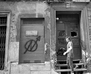 Das Symbol der Hausbesetzerszene war ein Kreis, durch den ein N-förmiger Blitz verläuft – hier zu sehen an einem maroden Wohnhaus in der Oranienburger Straße in Ost-Berlin, aufgenommen im Sommer 1990.